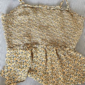Cute floral top!